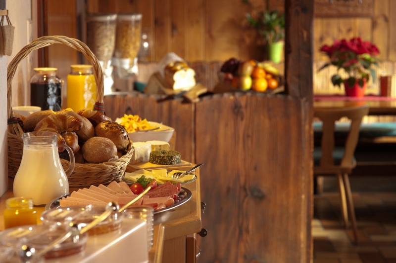 boulangerie-TOURTOUR-min_breakfast_buffet_food_restaurant_meal_hotel_plate_fresh-718745