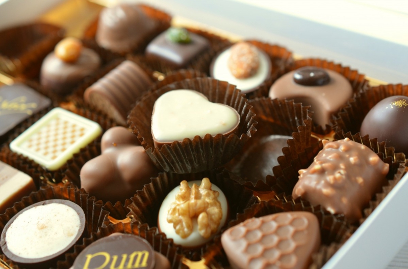 boulangerie-TOURTOUR-min_chocolates_food_candy_calories_nibble_chocolate_heart-782043